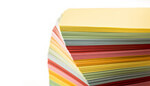 Grafische Papiere in verschiedenen Farben gestapelt
